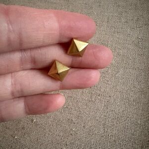 Stella & Dot gold pyramid stud earrings